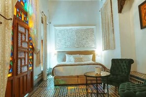 بديكورات فريدة لكل غرفة وطراز فريد لكل وحدة ومكتب وواي فاي مجانًا