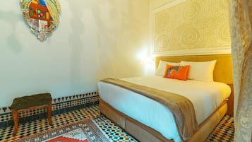 Luxe tweepersoonskamer, airconditioning | Een bureau, gratis wifi, individueel gedecoreerd