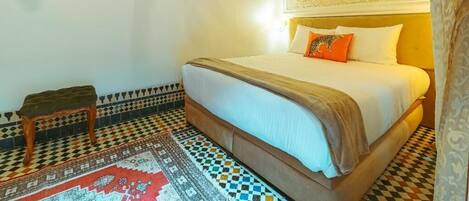 Quarto casal superluxo, ar-condicionado | Escrivaninha, Wi-Fi de cortesia, individualmente decorados