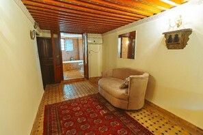 Superior Double Room, Patio, Courtyard View | Individually decorated, individually furnished, desk, free WiFi - Riad Dar Kenza (Fes)