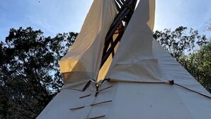 A tipi with a conical roof and a central pole. - Spacious Tipi with Outdoor BBQ and Fire Pit in Texas (Marble Falls)