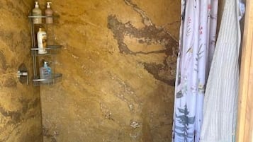 Asciugamani, sapone, shampoo, carta igienica