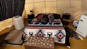1 bedroom, bed sheets