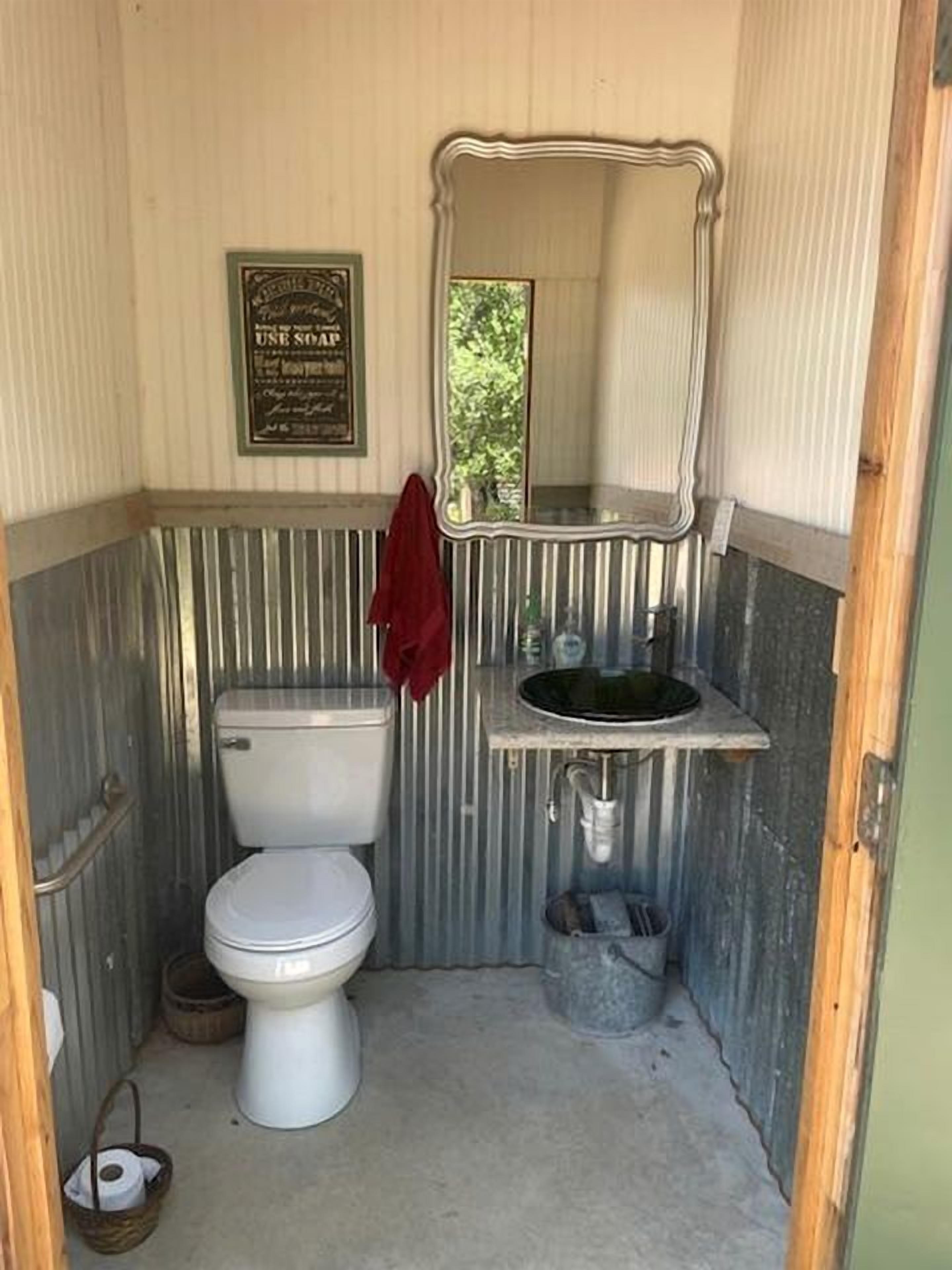 Towels, soap, shampoo, toilet paper