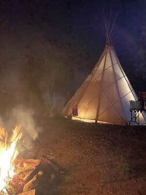 Fireplace - Spacious Tipi with Outdoor BBQ and Fire Pit in Texas (Marble Falls)