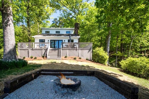 Embrace Nature in this Lakefront Cottage with Fire Pit in Charlotte, North Carolina
