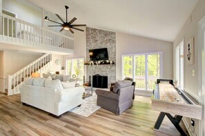 TV, fireplace
