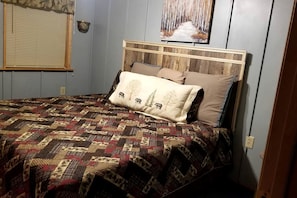1 bedroom, WiFi, bed sheets - Georgia's Family-Friendly Octagon Cabin Getaway in Claxton (Claxton)