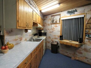 ثلاجة، ميكروويف، موقد طهي مسطح، ماكينة لصنع القهوة/الشاي