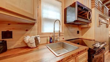 Coffee/tea maker, fridge, oven, stovetop