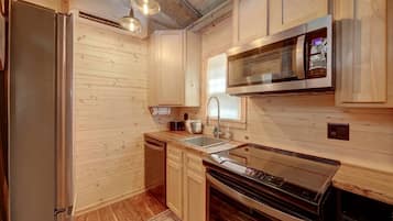 Coffee/tea maker, fridge, oven, stovetop