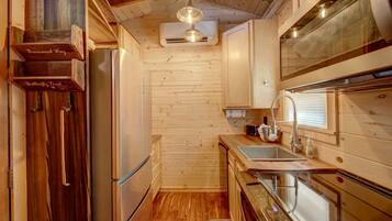 Fridge, oven, stovetop, coffee/tea maker