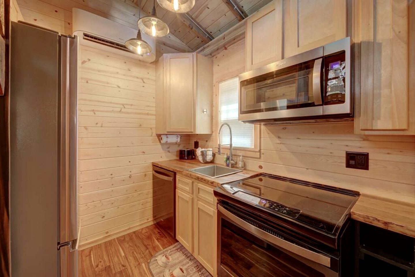 Coffee/tea maker, fridge, oven, stovetop