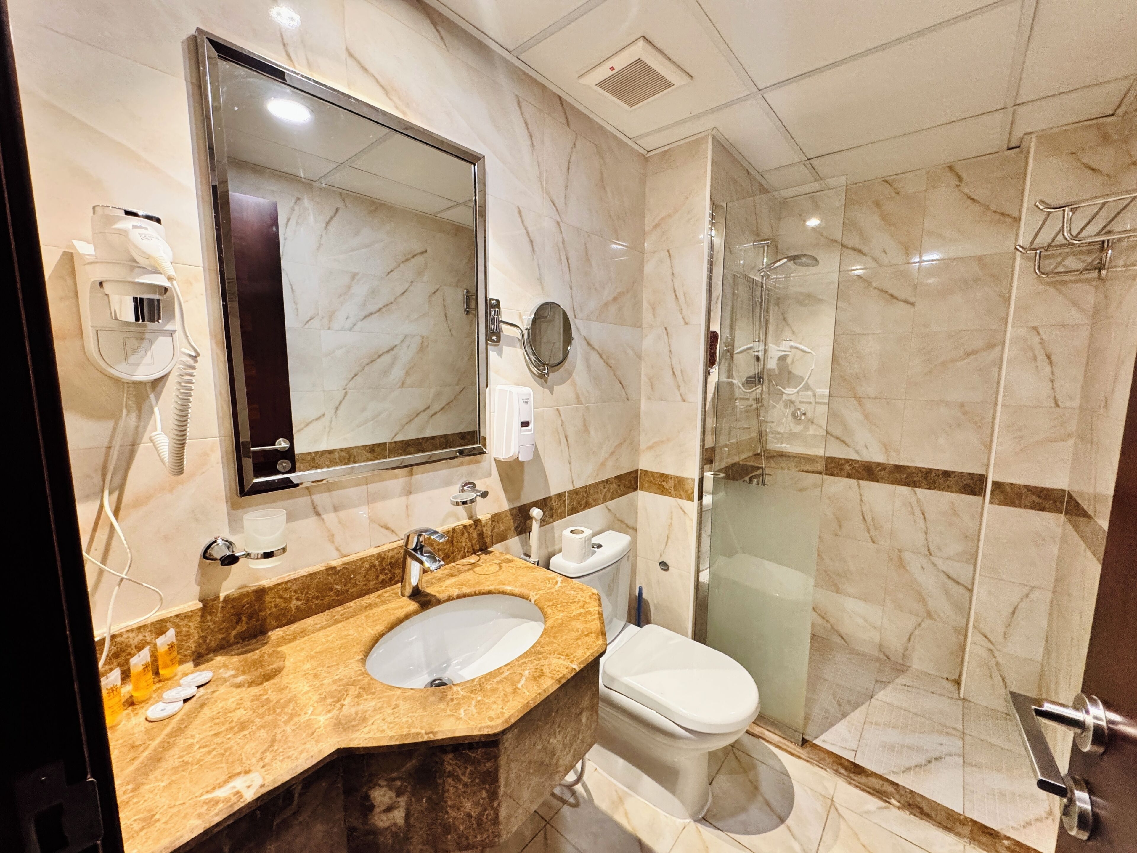 ฝักบัว, ผ้าเช็ดตัว, สบู่, ยาสระผม