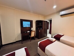 Chambre Triple, vue ville | Bureau, Wi-Fi gratuit