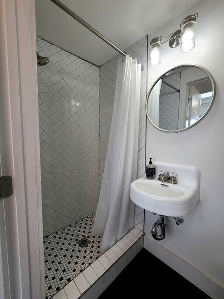 Een haardroger, handdoeken, zeep, shampoo