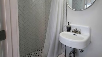 Een haardroger, handdoeken, zeep, shampoo