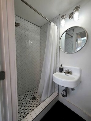 Secador de cabelo, toalhas de banho, sabonete, shampoo