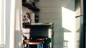 Een koelkast, een microgolfoven, een kookplaat