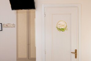 Interior - Room 'Piccolo Paradiso - Camera 5' with Shared Terrace, Shared Garden and Wi-Fi (Castellaccio)