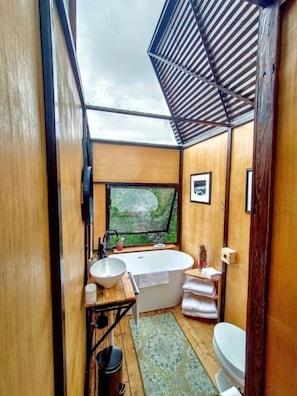 Poreamme, hiustenkuivaaja, pyyhkeet, vessapaperi