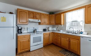 Coffee/tea maker, fridge, microwave, oven