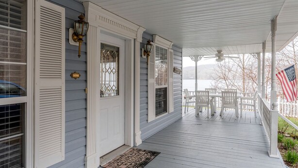Outdoor dining - Secluded Lakefront Cabin with Private Dock on Lake Nantahala, Topton, North Carolina (Topton)