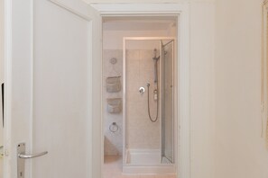 Douche, sèche-cheveux, serviettes fournies