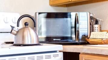 Coffee/tea maker, fridge, microwave, oven