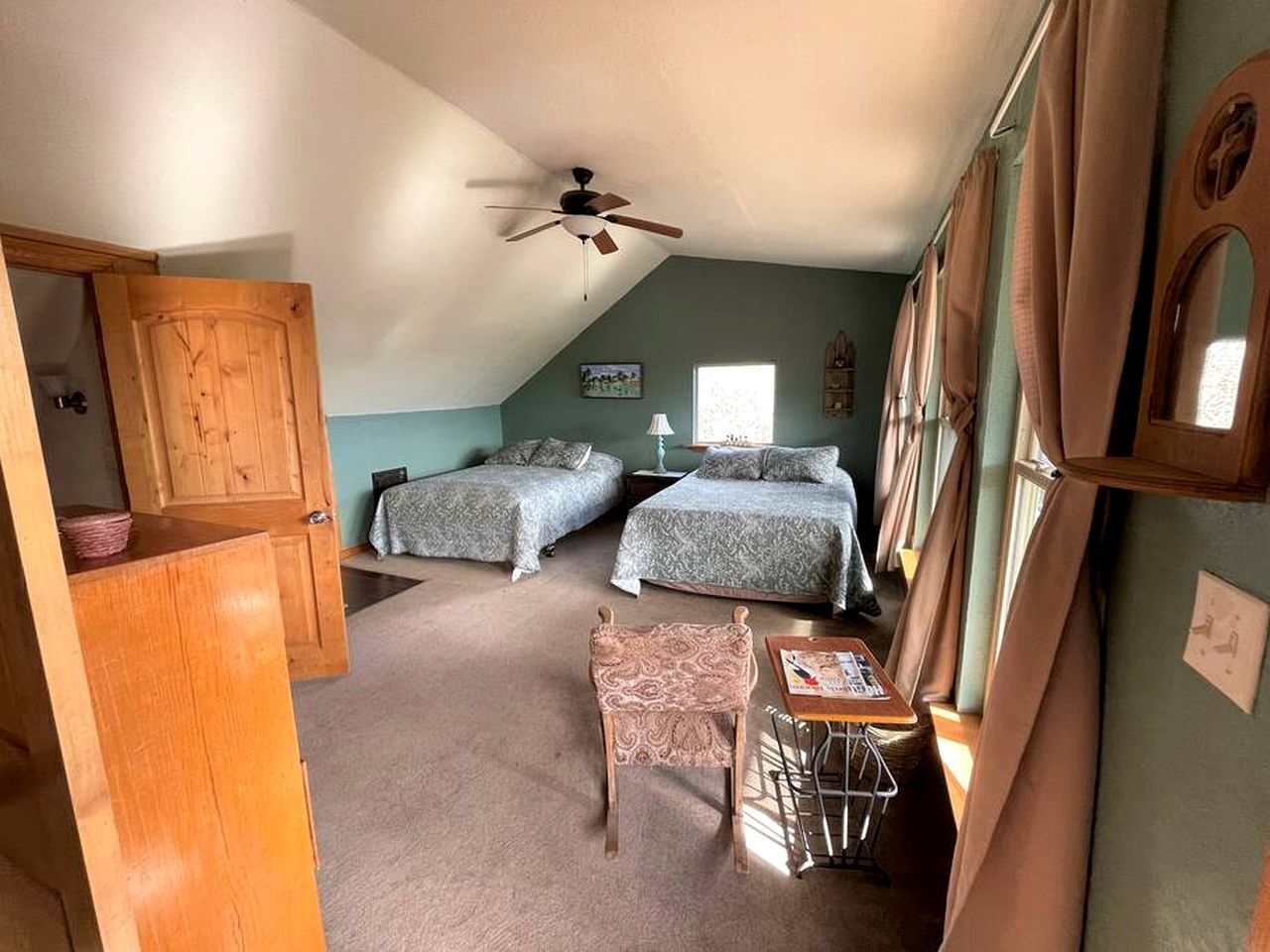 2 habitaciones, tabla de planchar con plancha y ropa de cama 