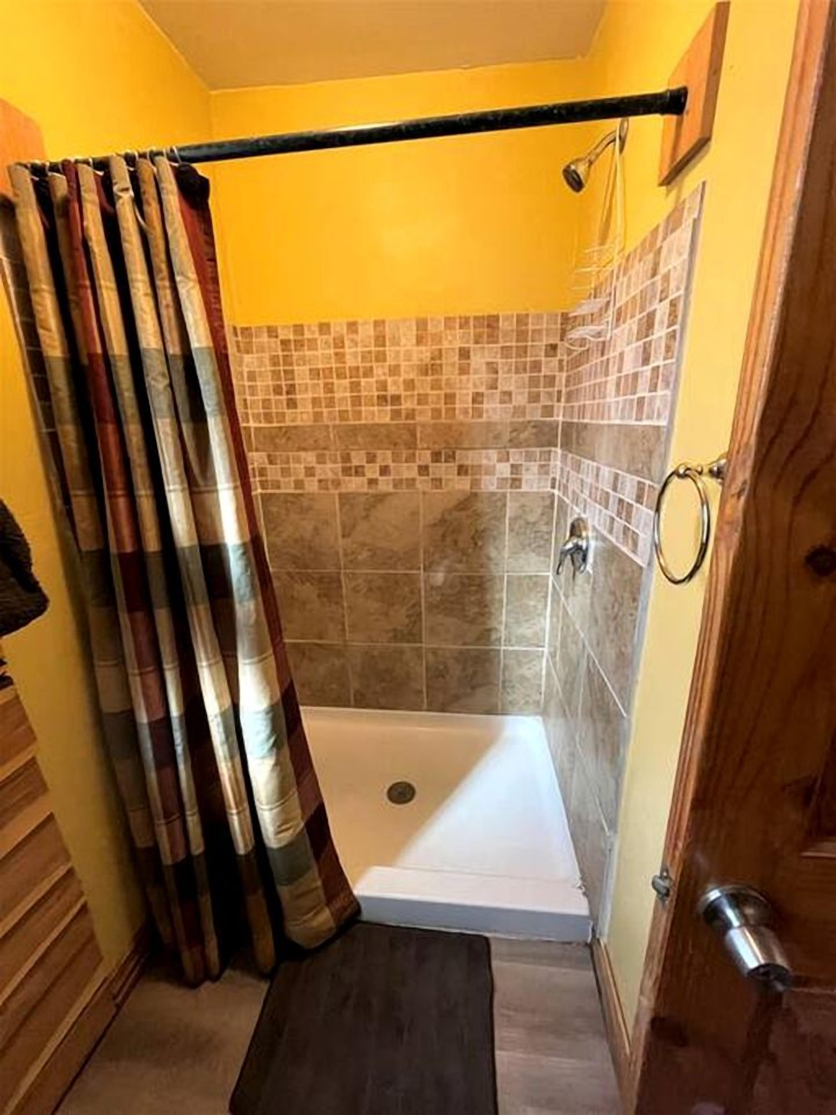 Toallas, jabón, shampoo, papel de baño 
