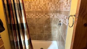 Toallas, jabón, shampoo, papel de baño