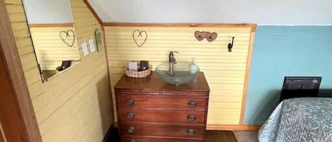 2 habitaciones, tabla de planchar con plancha y ropa de cama