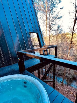 A wooden deck with a hot tub and a wooden chair. - Intimate Private A-Frame with Spa and Beautiful Outdoor Living in Georgia (Blue Ridge)