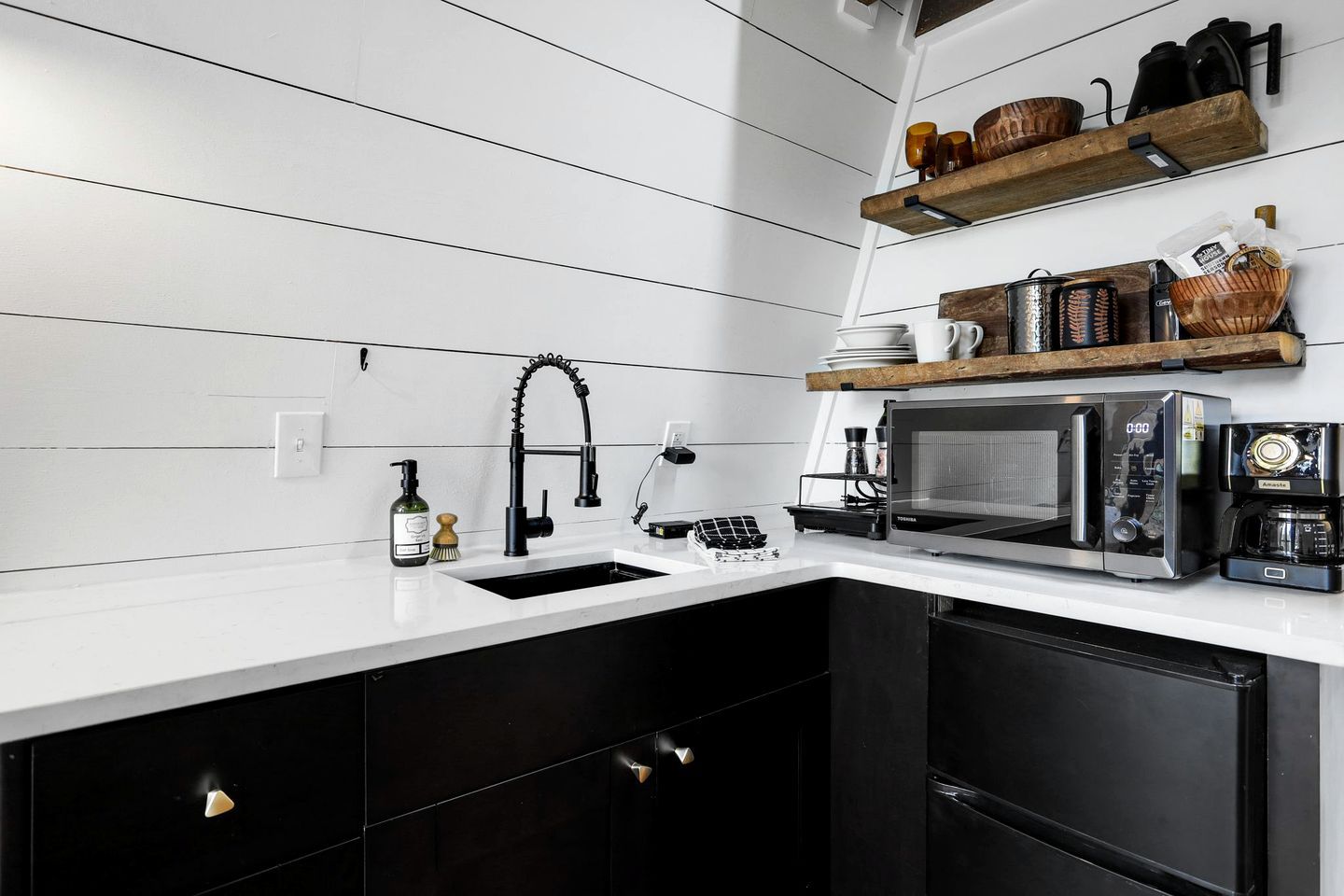 Coffee/tea maker, fridge, microwave, oven