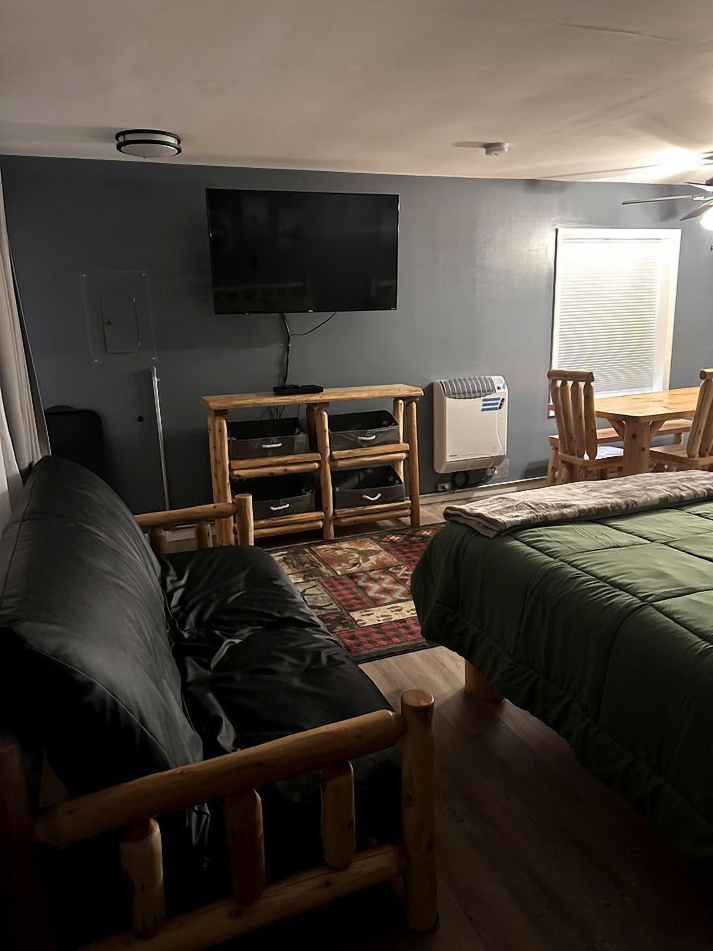 1 bedroom, desk, WiFi, bed sheets