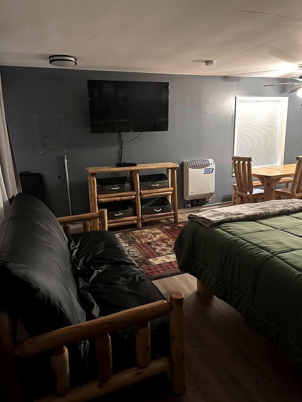 1 Schlafzimmer, Schreibtisch, WLAN, Bettwäsche