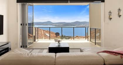 The View – 6BR, 4BA Luxury Home + Separate Studio