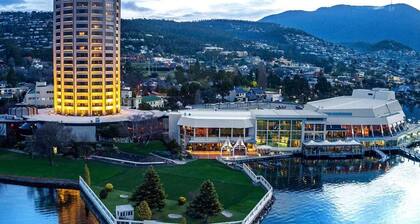 The View – 6BR, 4BA Luxury Home + Separate Studio.