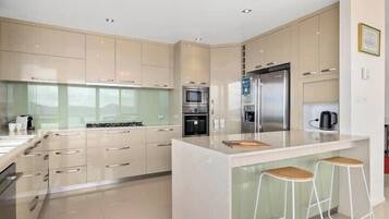 ثلاجة، ميكروويف، فرن، موقد طهي مسطح