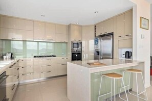 Refrigerador, microondas, horno, placa de cocina