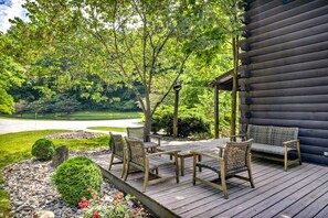 Outdoor dining - Cozy Secluded Cabin with Games and Hot-tub in Sarahsville, Ohio (Sarahsville)