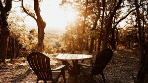 Outdoor dining - Secluded Romantic Yurt with Hot Tub in Wimberley, Texas (Wimberley)