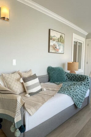 Escritorio, tabla de planchar con plancha, wifi y ropa de cama