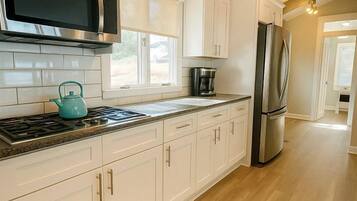 Refrigerador, microondas, parrilla de estufa y lavavajillas