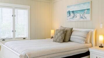 Escritorio, tabla de planchar con plancha, wifi y ropa de cama