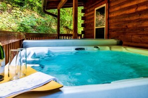 Outdoor spa tub - Stunning Secluded Cabin with Hot-tub and Pool Table in Pigeon Forge, Tennessee (Pigeon Forge)