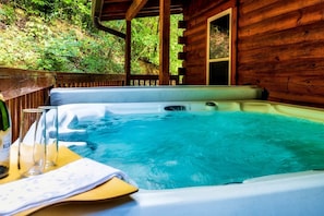 Outdoor spa tub - Stunning Secluded Cabin with Hot-tub and Pool Table in Pigeon Forge, Tennessee (Pigeon Forge)