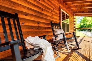 Terrace/patio - Stunning Secluded Cabin with Hot-tub and Pool Table in Pigeon Forge, Tennessee (Pigeon Forge)