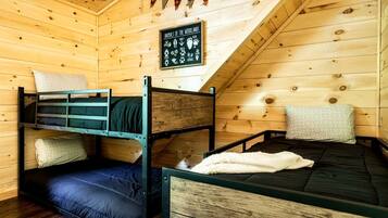4 Schlafzimmer, Schreibtisch, Bügeleisen/Bügelbrett, WLAN